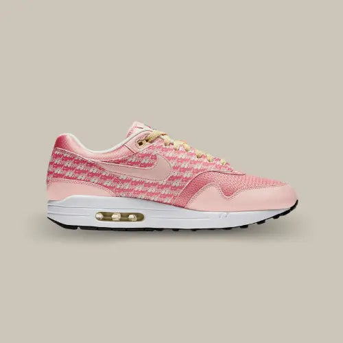 La Nike Air Max 1 Strawberry Lemonade (2020) vue de côté avec son coloris rose, ses logos "Air" et son swoosh rose superposé.