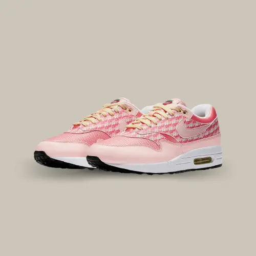 La Nike Air Max 1 Strawberry Lemonade (2020) possède une base en mesh et une toe box en cuir de couleur rose avec des empiècements satinés au niveau du talon et de la languette. On retrouve les logos "Air" tout le long de l'empeigne pour le petit clin d'oeil à la version de 2006. Les lacets crème viennent compléter le coté fraise de cette Air Max rose.