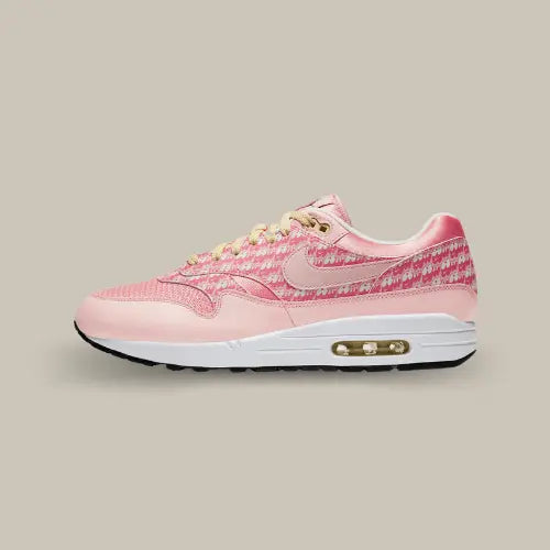 La Nike Air Max 1 Strawberry Lemonade (2020) vue de côté avec son coloris rose, ses logos "Air" et son swoosh rose superposé.