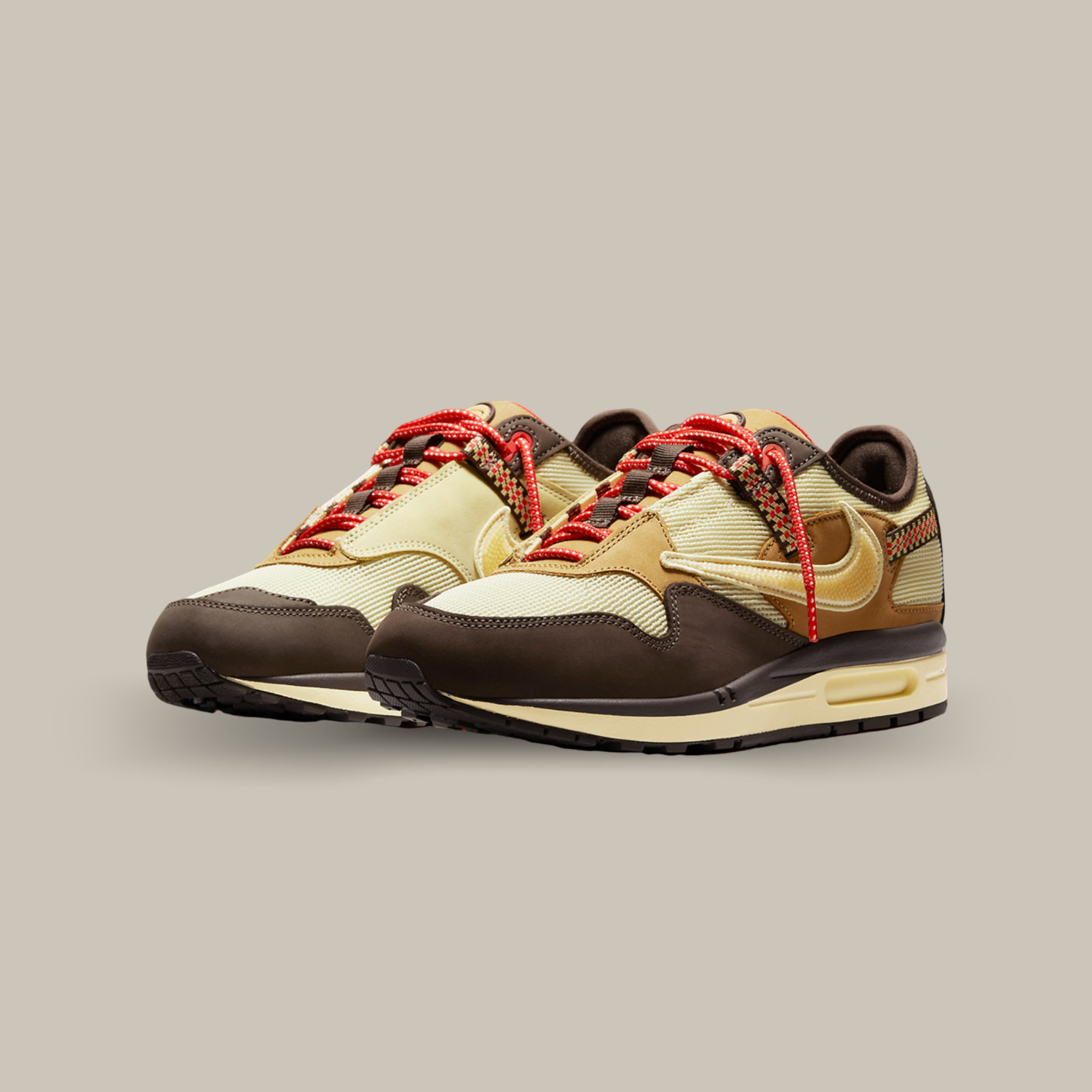 La Nike Air Max 1 Travis Scott Cactus Jack Baroque Brown dispose d’une base en mesh beige avec différents empiècements en daim marron clair et foncé. On retrouve le swoosh inversé qui a fait le succès de la collaboration entre Nike et Cactus Jack. On trouve des touches de couleurs à l’arrière et un branding Cactus Jack sur le talon et la languette.