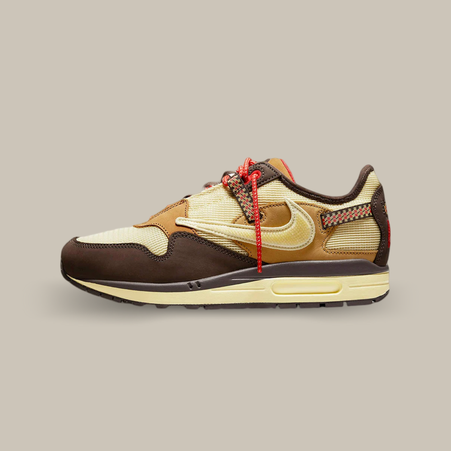 La Nike Air Max 1 Travis Scott Cactus Jack Baroque Brown de coté avec une base en mesh beige  et différents empiècements marron clair et foncé. On retrouve le swoosh inversé qui a fait le succès de la collaboration entre Nike et Cactus Jack. On trouve un branding Cactus Jack sur le talon et la languette.