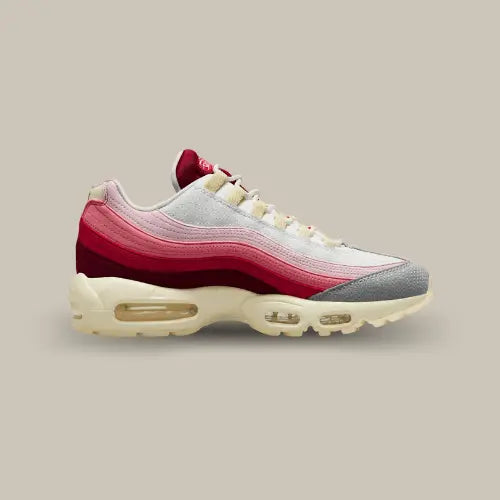 La Nike Air Max 95 Anatomy of Air vude côté avec sa base en mesh et ses bandes superposées allant du blanc au bordeaux en passant par le rose.