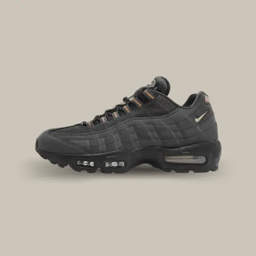 La Nike Air Max 95 Central Cee "Live Yours" vue de côté avec sa base en mesh et cuir noir et ses détails couleurs bronze.