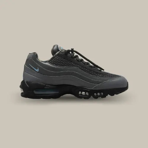 La Nike Air Max 95 Corteiz Aegean Storm vue de côté avec sa base en cuir allant du noir au gris et les détails bleu clair comme le logo Corteiz et Nike.