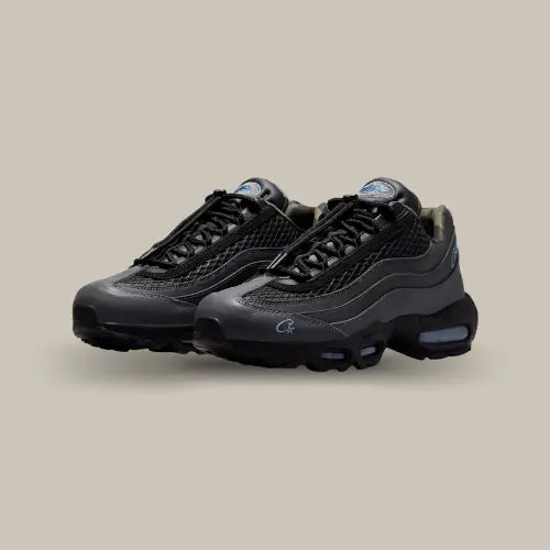 La Nike Air Max 95 Corteiz "Aegean Storm" est l’une des créations les plus marquantes de la collaboration entre Nike et la marque Corteiz. Revisité dans une palette sombre avec des nuances de gris, ce modèle se distingue par des détails uniques comme le logo Corteiz brodé en bleu clair et un motif camouflage à l'intérieur. Dotée de la technologie Air Max emblématique pour un confort optimal, cette paire conserve l'ADN légendaire de la Air Max 95 avec ses lignes ondulées et ses unités Air visibles.