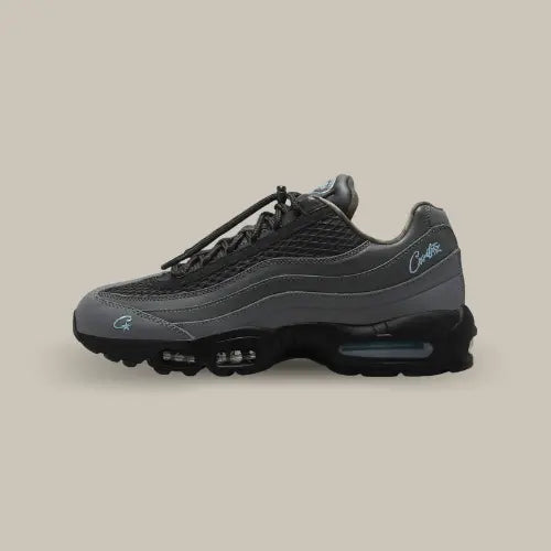 La Nike Air Max 95 Corteiz Aegean Storm vue de côté avec sa base en cuir allant du noir au gris et les détails bleu clair comme le logo Corteiz et Nike.