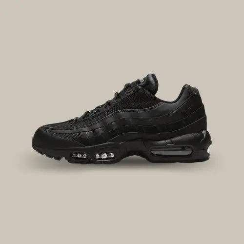 La Nike Air Max 95 Essential Black vue de côté avec sa base noir monochrome. On retrouve le système Air Max avec les bulles visibles qui assure un confort inégalé.