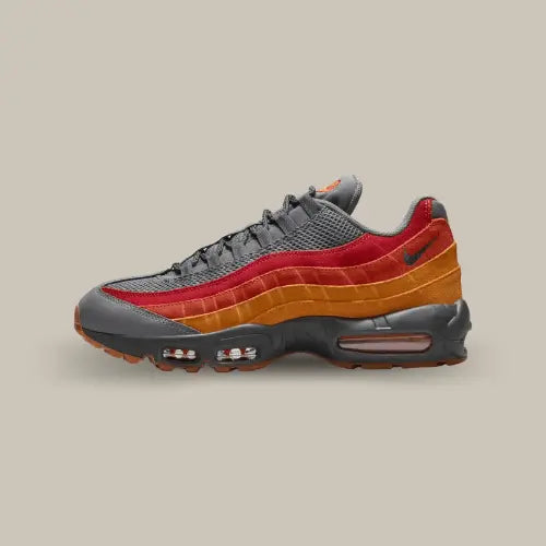 La Nike Air Max 95 Premium Atlanta vue de côté avec sa base grise et ses nuances de couleur allant du rouge au orange. 