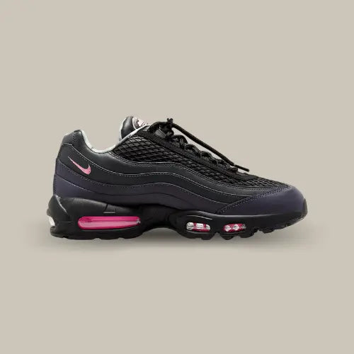 La Nike Air Max 95 SP Corteiz Pink Beam vue de côté avec sa base en cuir noir et ses détails de couleur rose comme le logo corteiz ou le logo Nike.