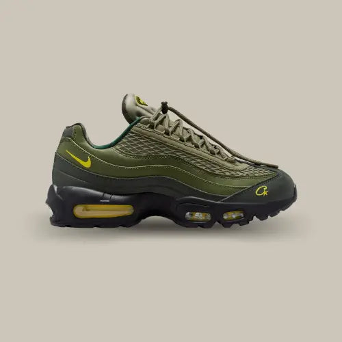 La Nike Air Max 95 SP Corteiz Sequoia vue de côté avec sa base en cuir allant du bert au noir. Les logos Corteiz et Noke sont de couleur jaune tout comme les bulles du système Air Max.