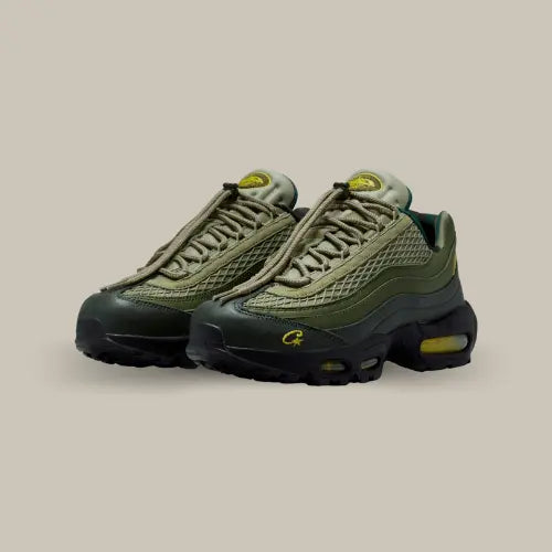 La Nike Air Max 95 SP Corteiz Sequoia est une collaboration unique qui fusionne le style streetwear de Corteiz avec l'iconique silhouette de la Air Max 95. Conçue dans des tons verts "Sequoia" profonds, cette paire met en valeur des détails raffinés tels que des touches de jaune, des lacets épais rappelant l'esprit outdoor et une doublure intérieure camouflée. Les logos de Corteiz, brodés en jaune sur le talon et l'avant-pied, soulignent le caractère exclusif de cette version. 