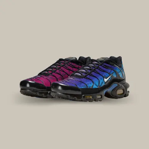 La Nike Air Max Plus 25th Anniversary est une édition spéciale qui célèbre un quart de siècle de l'emblématique silhouette TN, aussi connue sous le nom de "Tuned Air". Cette version anniversaire conserve les éléments emblématiques qui ont fait le succès de la Air Max Plus, comme son design dynamique inspiré par les vagues et les palmiers, ainsi que sa semelle équipée de la technologie Tuned Air, offrant un amorti optimal et une stabilité exceptionnelle. Ce modèle se distingue par sa base en mesh mélangeant 