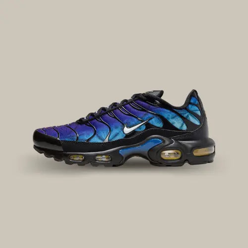 La Nike Air Max Plus 25th Anniversary viue de côté avec sa base en mesh de couleur bleu.