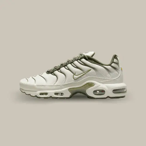 La Nike Air Max Plus Light Bone vue de côté avec son coloris blanc cassé et ses ondulations vert kaki.