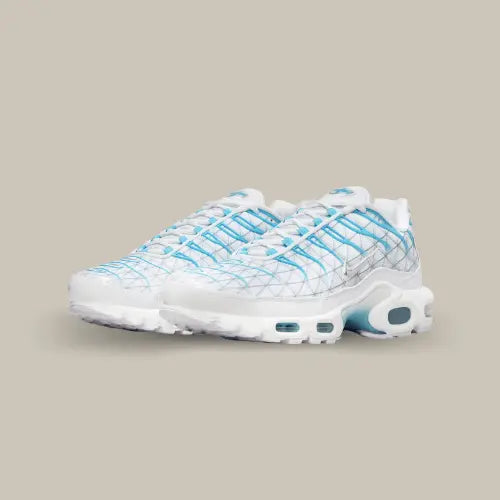 La Nike Air Max Plus Marseille possède une base en mesh blanc avec des motifs triangulaires gris accordé au mini swoosh argenté. Cette tige est recouverte d'empiècements en TPU dans un dégradé allant du blanc au bleu ciel. On retrouve l'esprit marseillais sur le branding de la languette avec la présence du drapeau de la croix d'Azur au dessus de la phrase "Marseille resplendit par ses hauts faits."