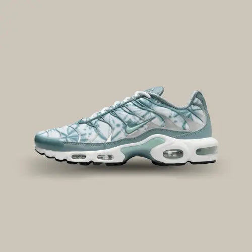 La Nike Air Max Plus TN Origins Waterway vue de côté avec sa base en mesh aux couleurs aquatiques et ses empiècements en TPU.