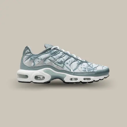 La Nike Air Max Plus TN Origins Waterway vue de côté avec sa base en mesh aux couleurs aquatiques et ses empiècements en TPU.