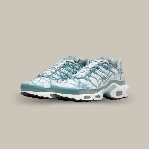 &nbsp;La Nike Air Max Plus Origins Waterway est inspirée par les éléments aquatiques. Avec une palette de couleurs comprenant des tons bleu océan, turquoise et touches de blanc, cette version unique évoque les eaux cristallines. L'empeigne en mesh respirant, avec des motifs ondulés et des superpositions en TPU, offre une ventilation optimale. Équipée de l'unité Air Max visible sur toute la longueur de la semelle et d'une semelle intermédiaire en mousse, elle assure un amorti supérieur et un très bon confort