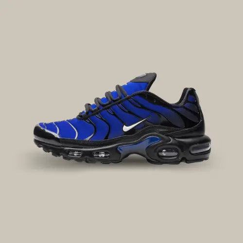 La Nike Air Max Plus Premium Black Racer Blue vue de côté avec son coloris bleu foncé et ses bulles d'air visible transparente.