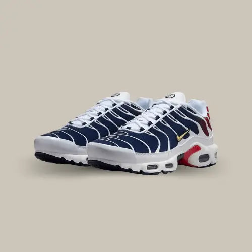 La Nike Air Max Plus PSG est la fusion parfaite entre style sportif et hommage au Paris Saint-Germain. Avec son coloris bleu marine, rouge et blanc, elle reflète fièrement les couleurs du club, tandis que le mini swoosh doré apporte une touche élégante qui fait toute la différence. Ce modèle emblématique, célèbre pour ses lignes ondulées et ses unités Air Max visibles, offre un confort exceptionnel et un look ultra-moderne. 