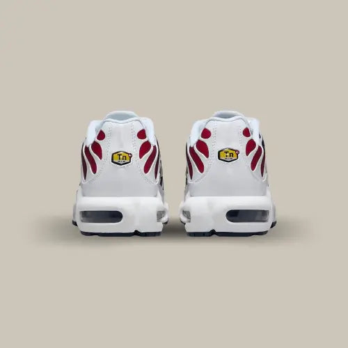 L'arrière de la Nike Air Max Plus PSG avec son empiècement en cuir blanc et le logo TN de couleur jaune.