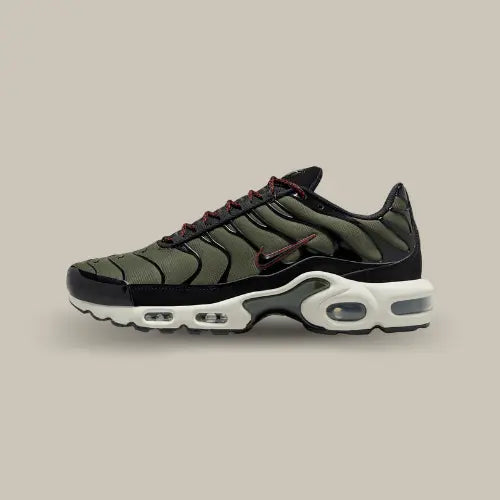 La Nike Air Max Plus TN Cargo Khaki Phantom vue de côté avec sa base en mesh kaki et ses empiècements en TPU noir.