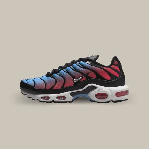 La Nike Air Max Plus TN University Blue Light Crimson vue de côté avec son dégradé de couleur allant du bleu au rouge et ses éléments en TPU noir.