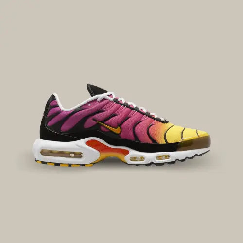 La Nike Air Max Plus Yellow Pink Gradient  de coté avec son défradé allant du jaune au rose, son mini swoosh orange et ses bulles d'air visible jaune.