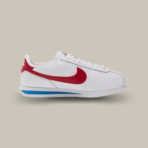 La Nike Classic Cortez Forrest Gump vue de côté avec son cuir blanc et son swoosh rouge.