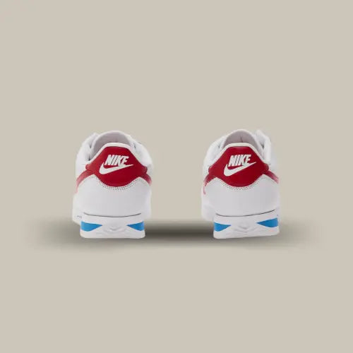 L'arrière de la Nike Classic Cortez Forrest Gump avec le heel tab rouge et le logo Nike en blanc.