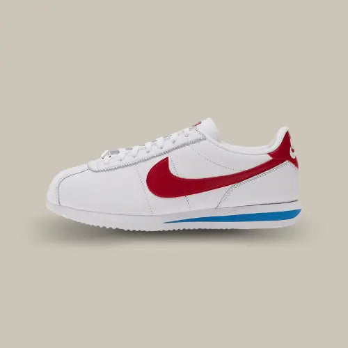 La Nike Classic Cortez Forrest Gump vue de côté avec son cuir blanc et son swoosh rouge.