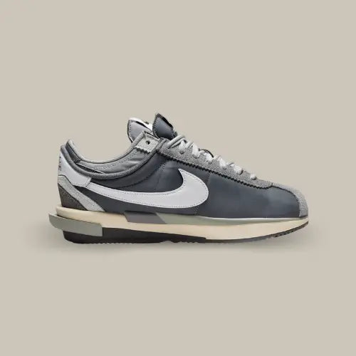 La Nike Cortez 4.0 Sacai Iron Grey vue de côté avec son coloris gris, son swoosh en cuir blanc doublé par un swoosh gris et une double semelle.