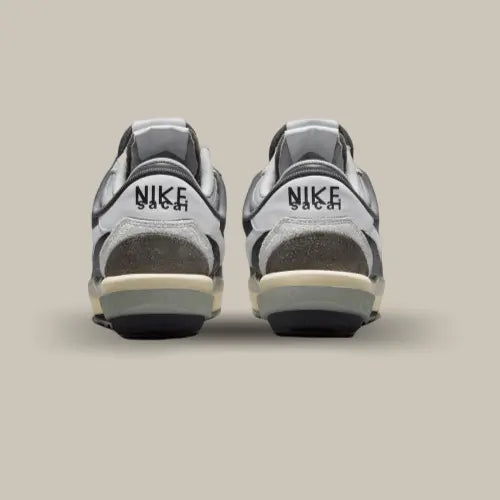 L'arrière de la Nike Cortez 4.0 Sacai Iron Grey avec sa semelle doublée et le logo Nike Sacai.