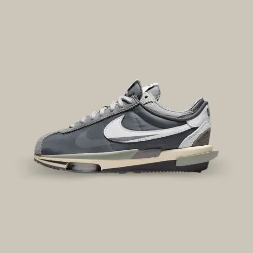 La Nike Cortez 4.0 Sacai Iron Grey vue de côté avec son coloris gris, son swoosh en cuir blanc doublé par un swoosh gris et une double semelle.