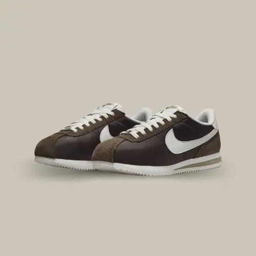 Nike blanche semelle marron best sale