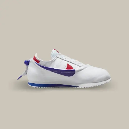 La Nike Cortez CLOT Forrest Gump vue de côté avec sa base en cuir blanc et son swoosh rouge, on retrouve une protection en nylon blanc avec un demi-swoosh bleu et un lock lace Yin Yang.