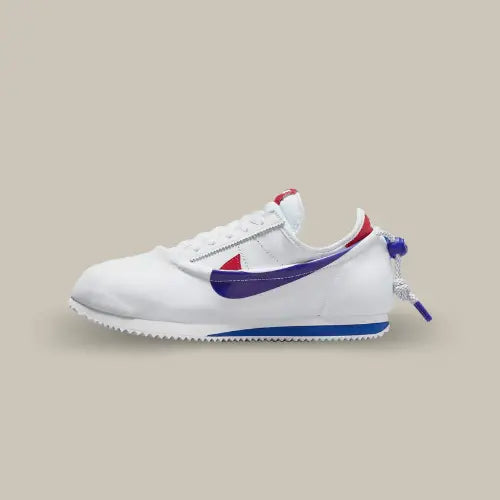 La Nike Cortez CLOT Forrest Gump vue de côté avec sa base en cuir blanc et son swoosh rouge, on retrouve une protection en nylon blanc avec un demi-swoosh bleu et un lock lace Yin Yang.