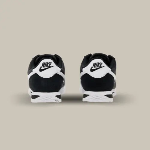 L'arrière de la Nike Cortez Nylon Black White avec son heel tab en cuir blanc et le logo Nike en noir.
