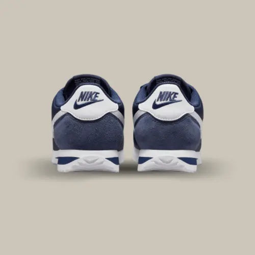 L'arrière de la Nike Cortez Nylon Midnight Navy White avec son coloris bleu marine et son heel tab blanc.