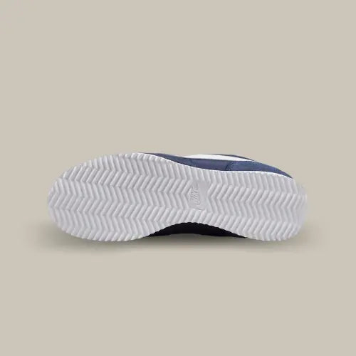 La semelle de la Nike Cortez Nylon Midnight Navy White de couleur blanche.