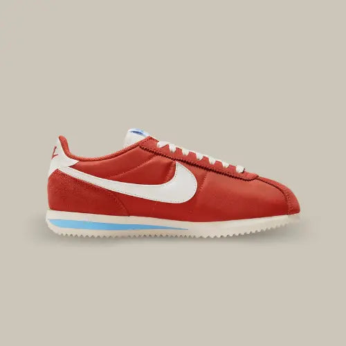 La Nike Cortez Picante Red vue de côté avec son coloris rouge et swoosh blanc accordé au heel tab.