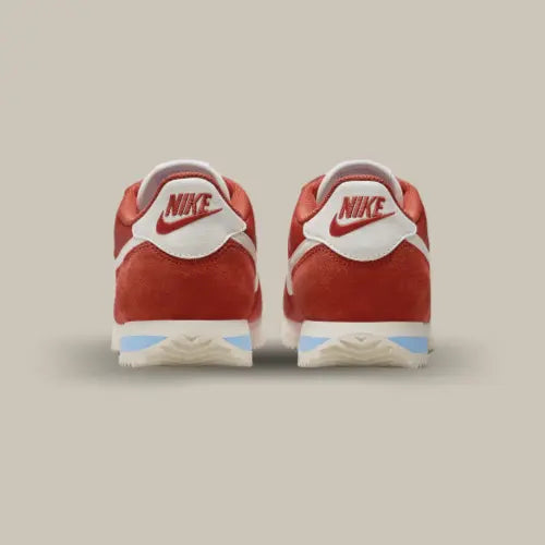 L'arrière de la Nike Cortez Picante Red avec son coloris rouge, son heel tab et le logo nike accordé à la base.