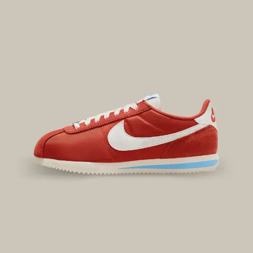 La Nike Cortez Picante Red vue de côté avec son coloris rouge et swoosh blanc accordé au heel tab.