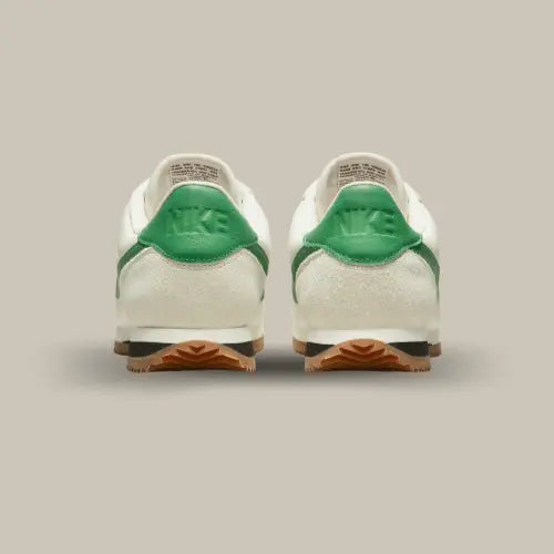 L'arrière de la Nike Cortez Sail Aloe Vera avec son heel tab de couleur vert.