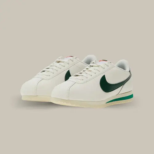 La Nike Cortez Sail Gorge Green possède une base en cuir blanc avec un swoosh en cuir vert accordé au heel tab et à la midsole. On reconnaît la semelle dentelée qui sent bon les années 90.