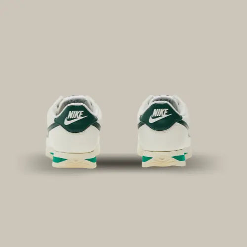 L'arrière de la Nike Cortez Sail Gorge Green avec heel tab en cuir vert et les écritures Nike en blanc.