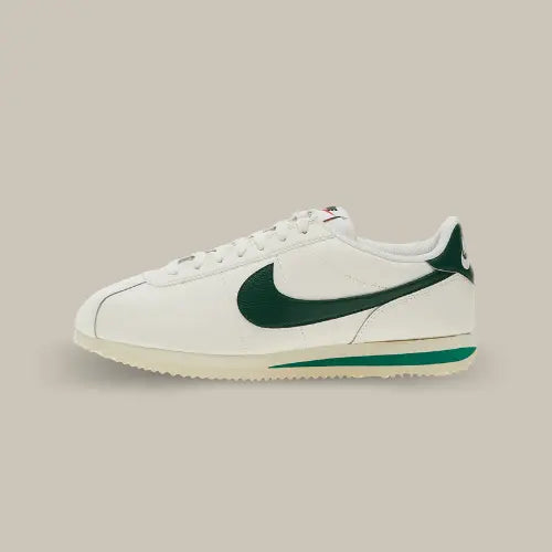 LA Nike Cortez Sail Gorge Green vue de côté avec son cuir blanc et son swoosh en cuir vert.