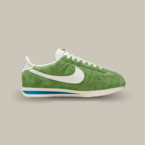 La Nike Cortez Vintage Chlorophyll vue de côté avec son daim texturé vert chlorophylle et son swoosh blanc.