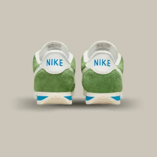 L'arrière de la Nike Cortez Vintage Chlorophyll avec son daim texturé vert et son heel tab blanc, on retrouve le logo nike en bleu.