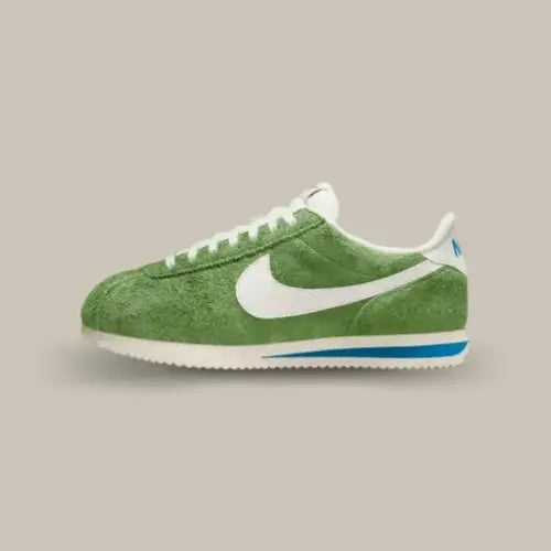 La Nike Cortez Vintage Chlorophyll vue de côté avec son daim texturé vert chlorophylle et son swoosh blanc.